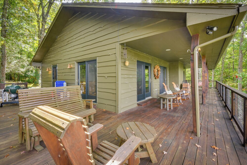 Highlands Haven: Fireplace, Deck & Mountain Views! view 3