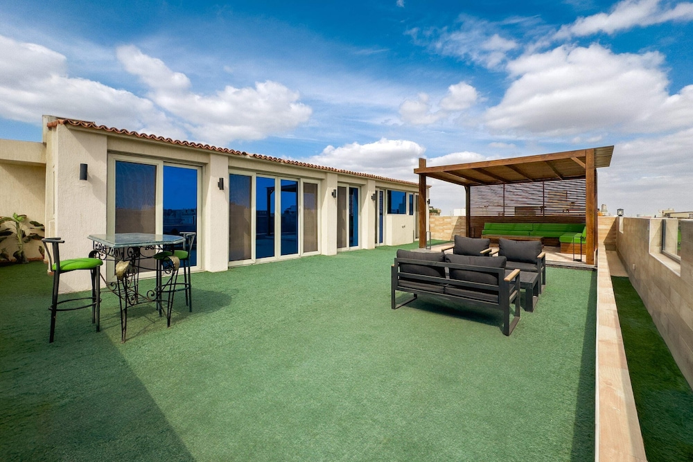Posh & Panoramic 2bdr Rooftop 5 Min To Airport
