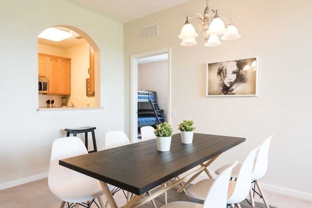 Beautiful Modern Condo in Prime Location