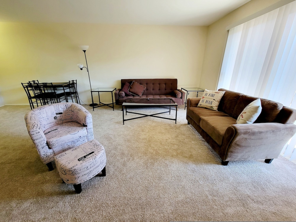 Modern 1BR in Elkins Park - Parking Pool view 2