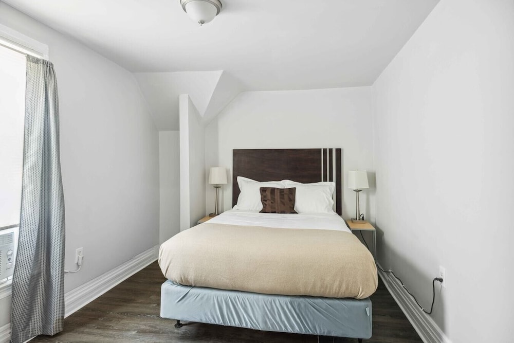 Chic Haven Stylish 2BR Oasis in Lansing detroit