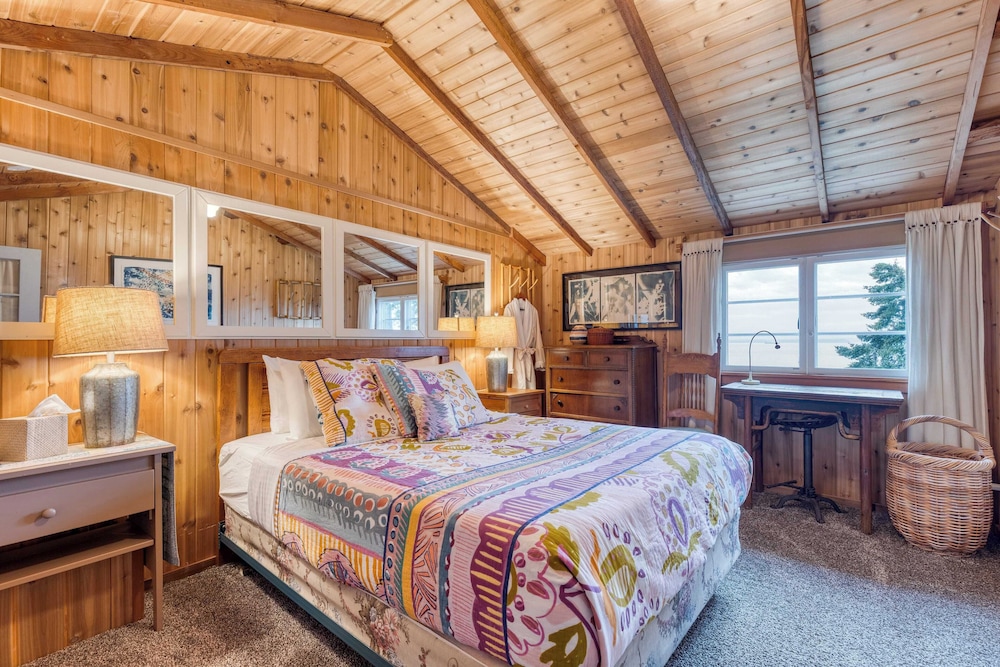 Maxwelton Aerie Bluffside Retreat w/ Sweeping Puget Sound Views + Firepit