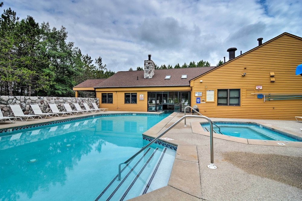 1 Mi to Nubs Nob Ski Resort: Harbor Springs Condo