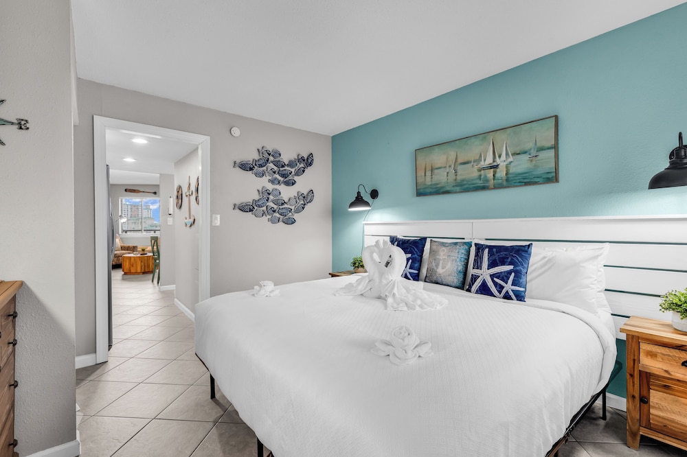 Oceanfront Resort, Great Views, King Bed, 7 Pools!