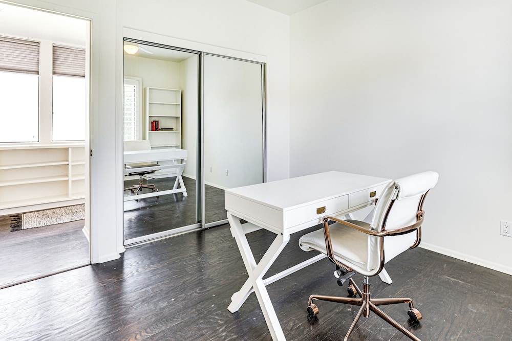 Dog Friendly! Modernist Oasis in North Scottsdale