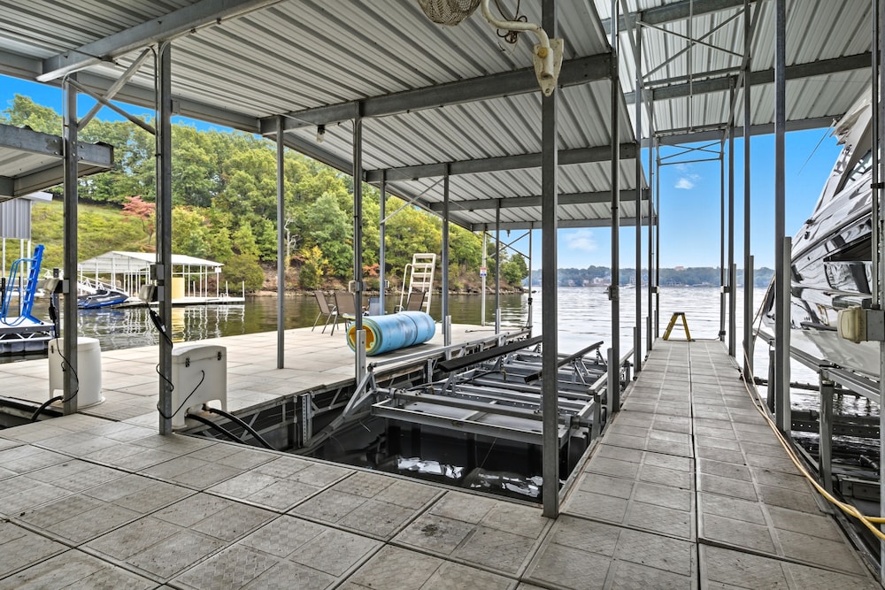 Huge Private Dock w/ 2 Slips + 2pwc, Beautiful Views, Lakeside Hot Tub, Pool & Pickleball