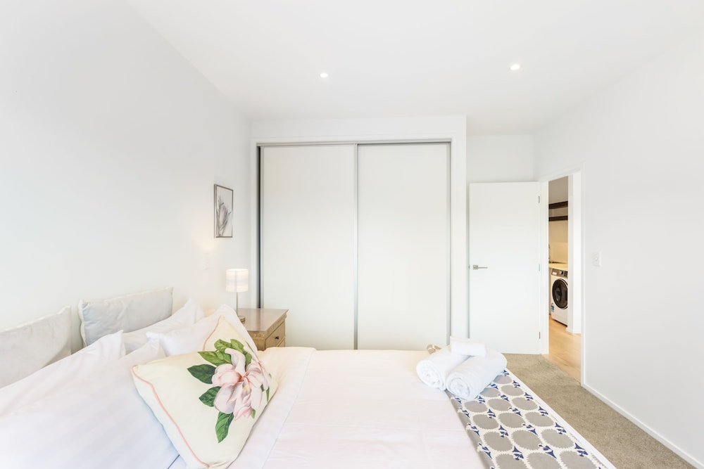 Sensational North Shore Retreat -Netflix view 3