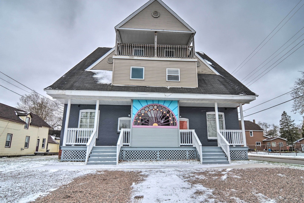 Charming Apartment in the Heart of Sault St Marie! view 2