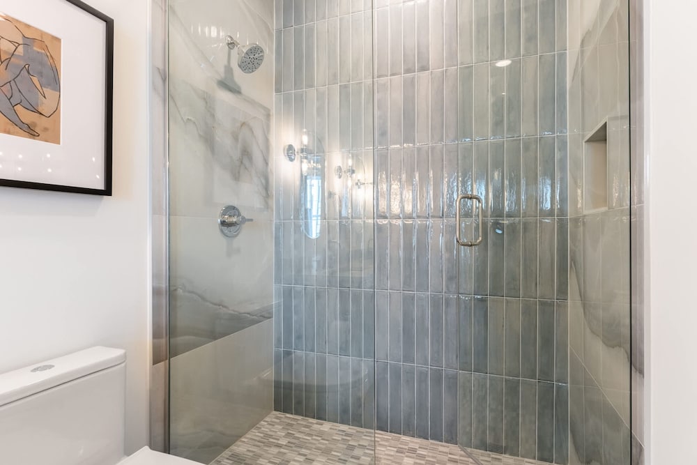 Luxe 4BR Retreat With Hot Tub Skyline Deck
