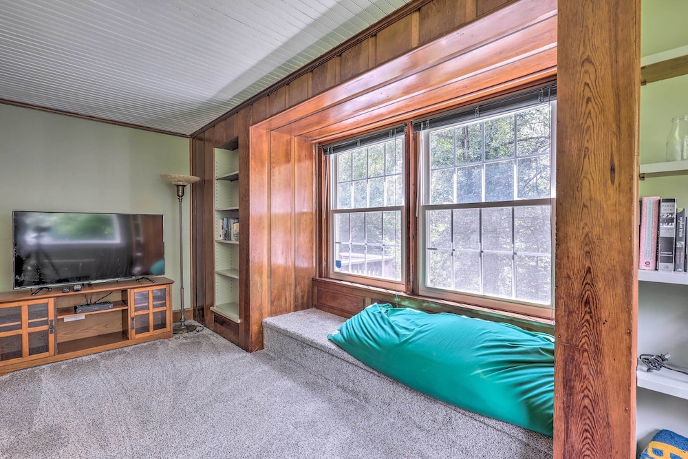 Franconia Escape on Half Acre w/ Fire Pit & Deck!