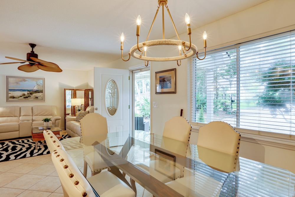 4 Mi to St Simons Beach: Home w/ Furnished Deck