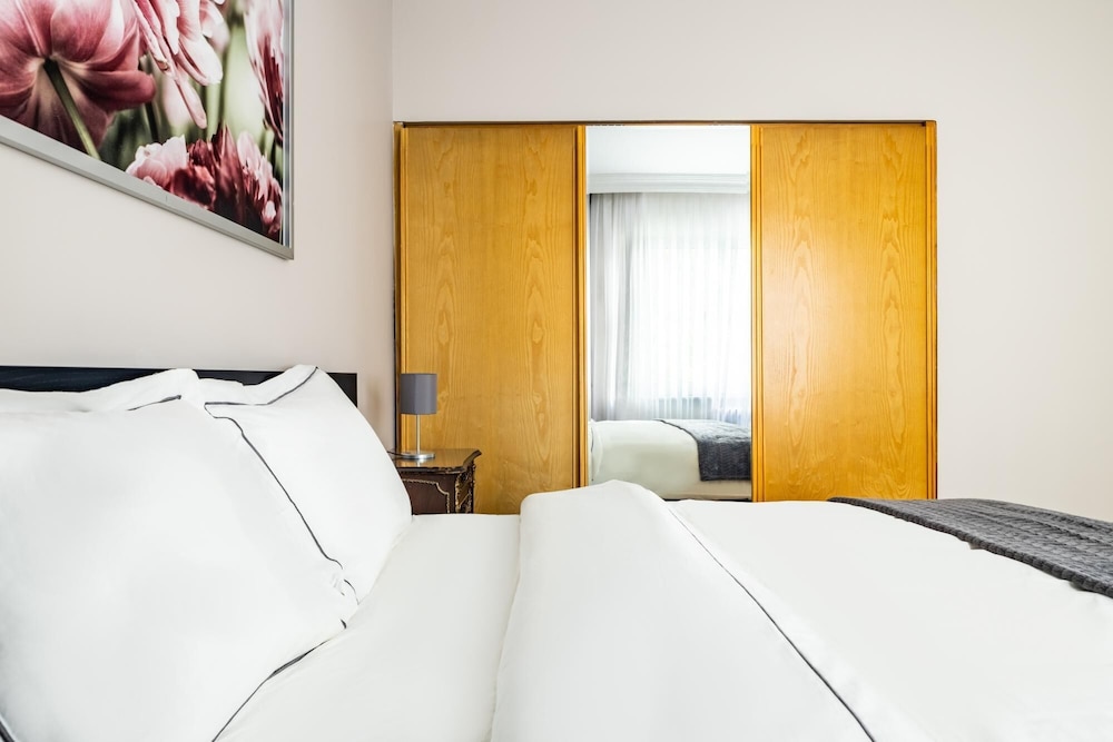 Chic Spacious Flat w Balcony 5 min to Moda Coast