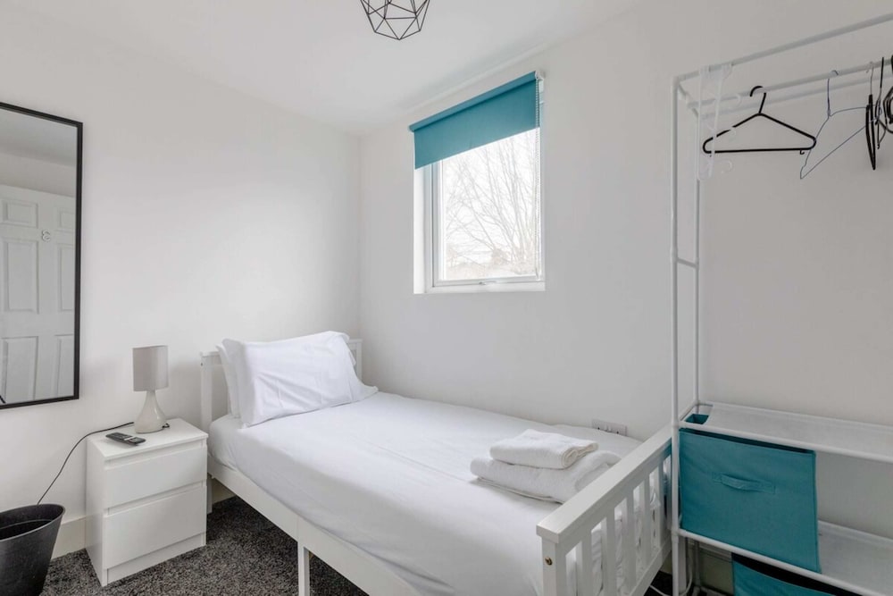 Spacious & Newly Renovated 4BD House East Ham!