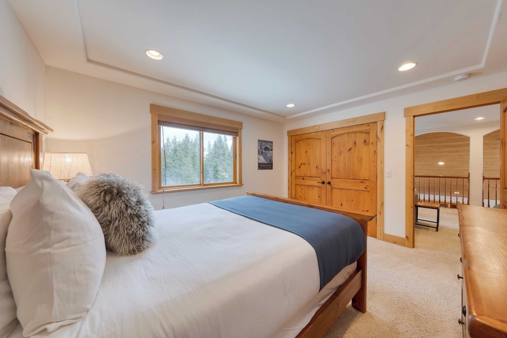 5 Mins to Ski Resort Ping Pong, Pool Table, Deck Donner Ridge by Avantstay