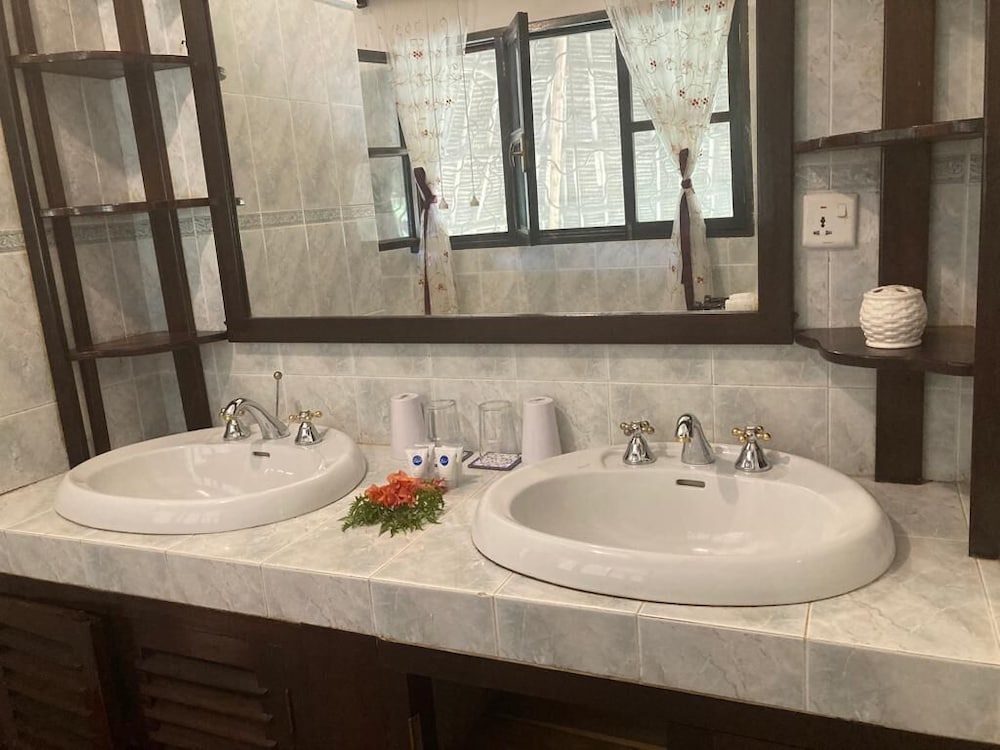 Queen K Cottages At Chrystal Homes