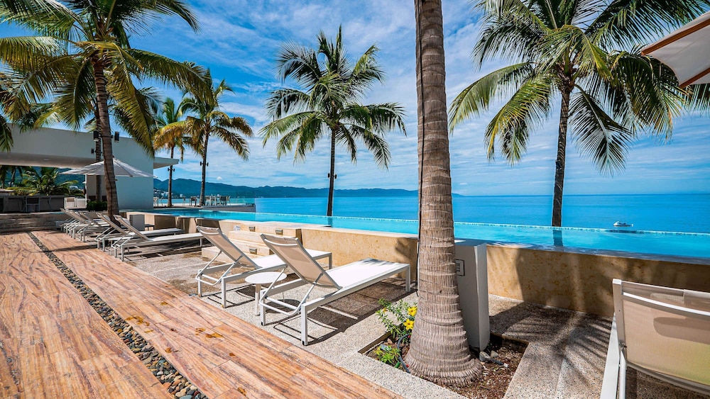 Gorgeous 1BR Condo With Pools Sea Views