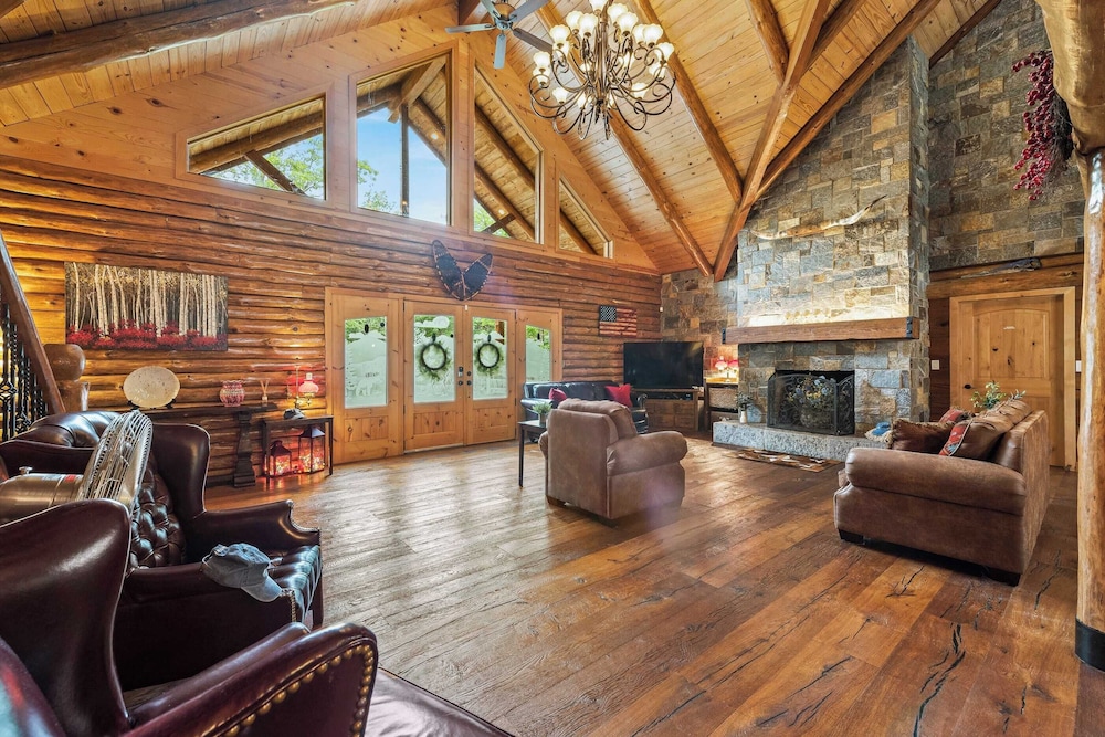 Bigwood Cabin Retreat Hot Tub, Game Room, Firepit Lounge & Private Yard