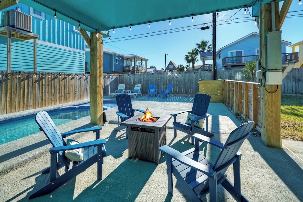 Sleeps 21, 2 Homes 2 Private Pools, Fire Pit, Swing Bar Walk to the Beach