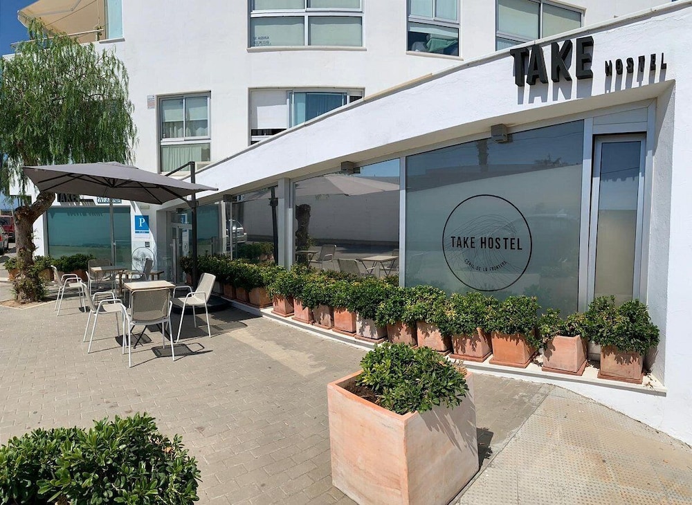 Hotel TAKE Hostel Conil - Image 1