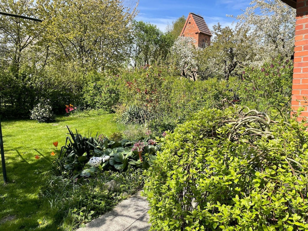 Retreat With Garden & Family Amenities