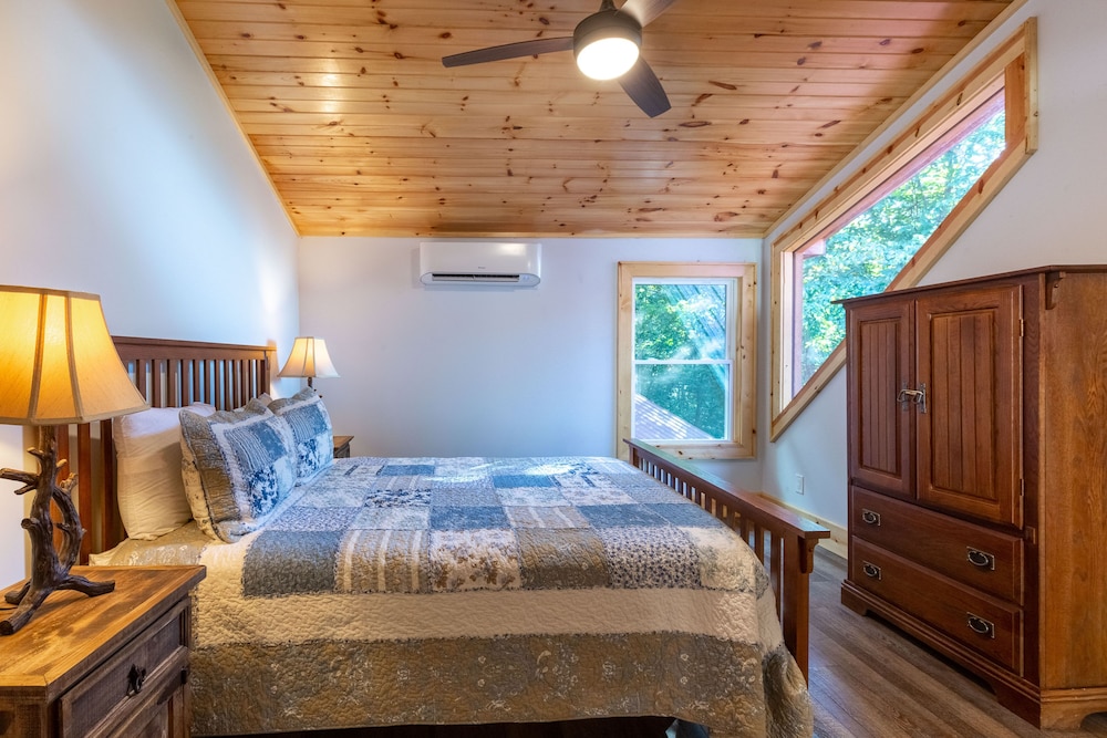 Stunning 2BR Cabin with Mountain Views view 4