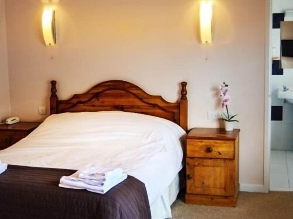 Sudbury Vacations - The Crown Hotel - Property Image 2