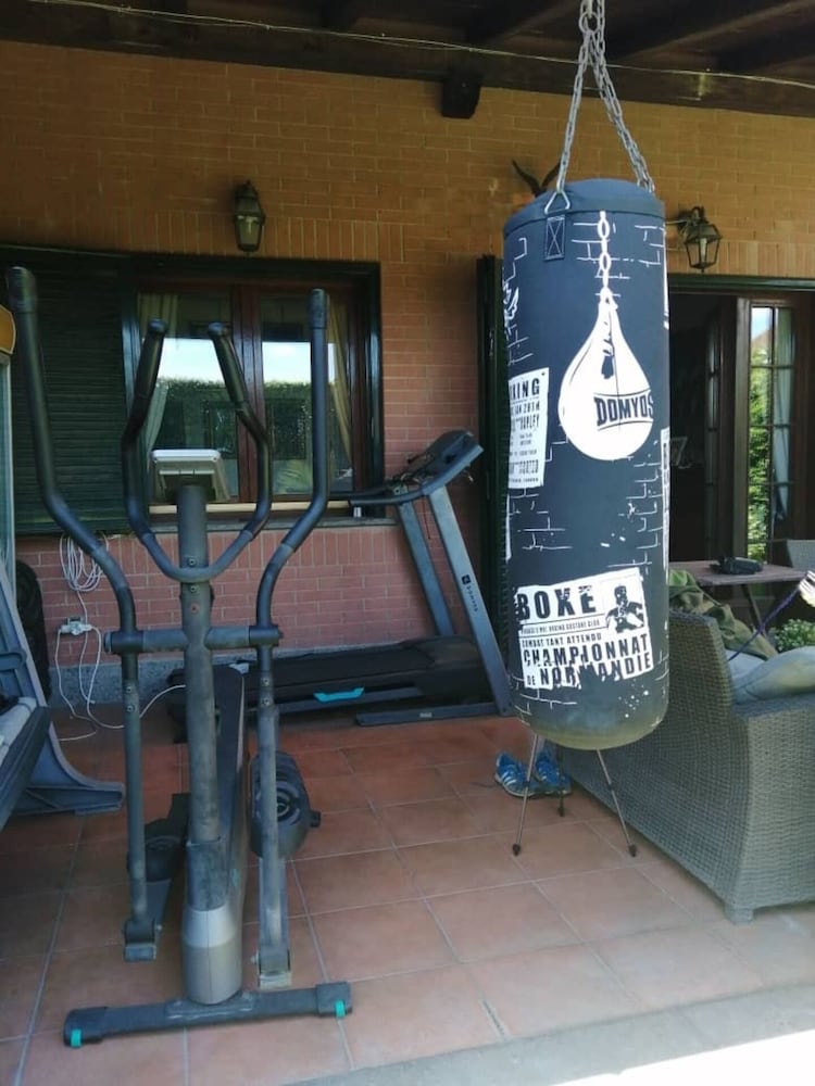 Villa Sleeps 6 With Garden and Gym
