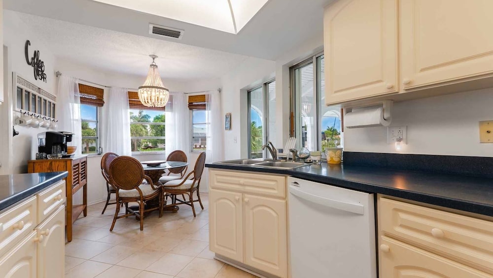 Punta Gorda Isles Canal 2 bedroom Home- Sailboat Access! 15 foot dock! 2 Home