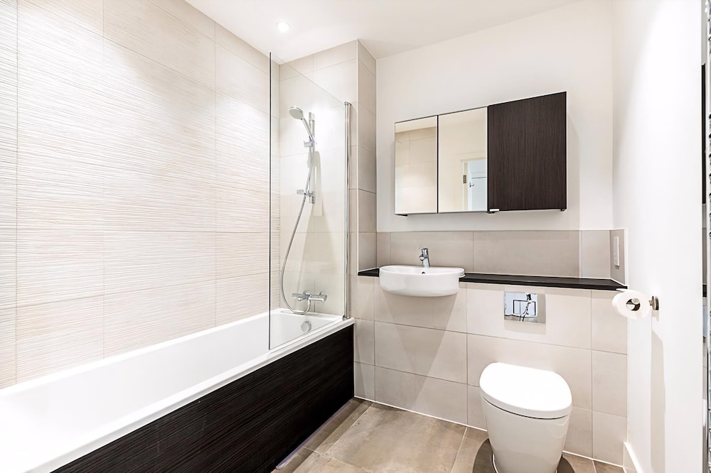 Modern 2-bed Flat With Terraces in Leyton