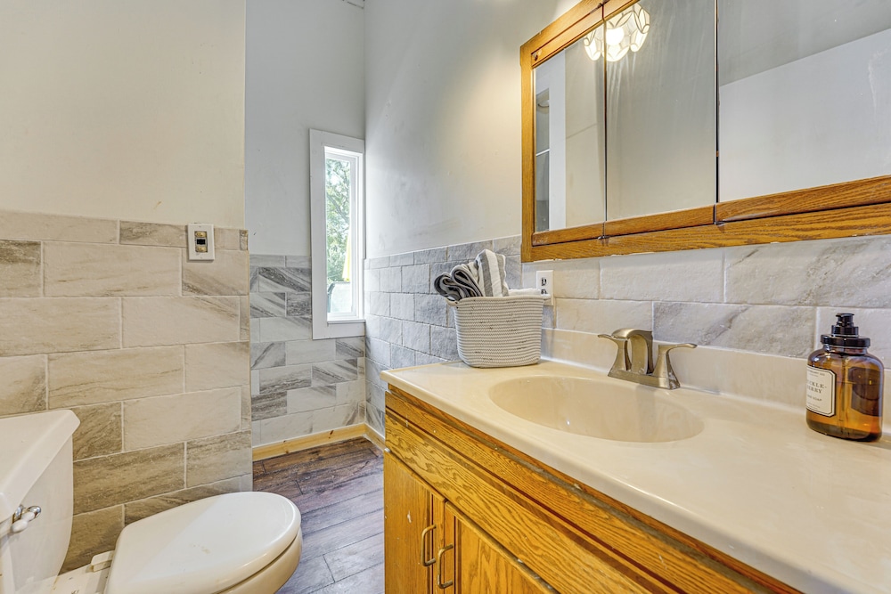 Private Pool & Yard: Pet-friendly Home in Toledo