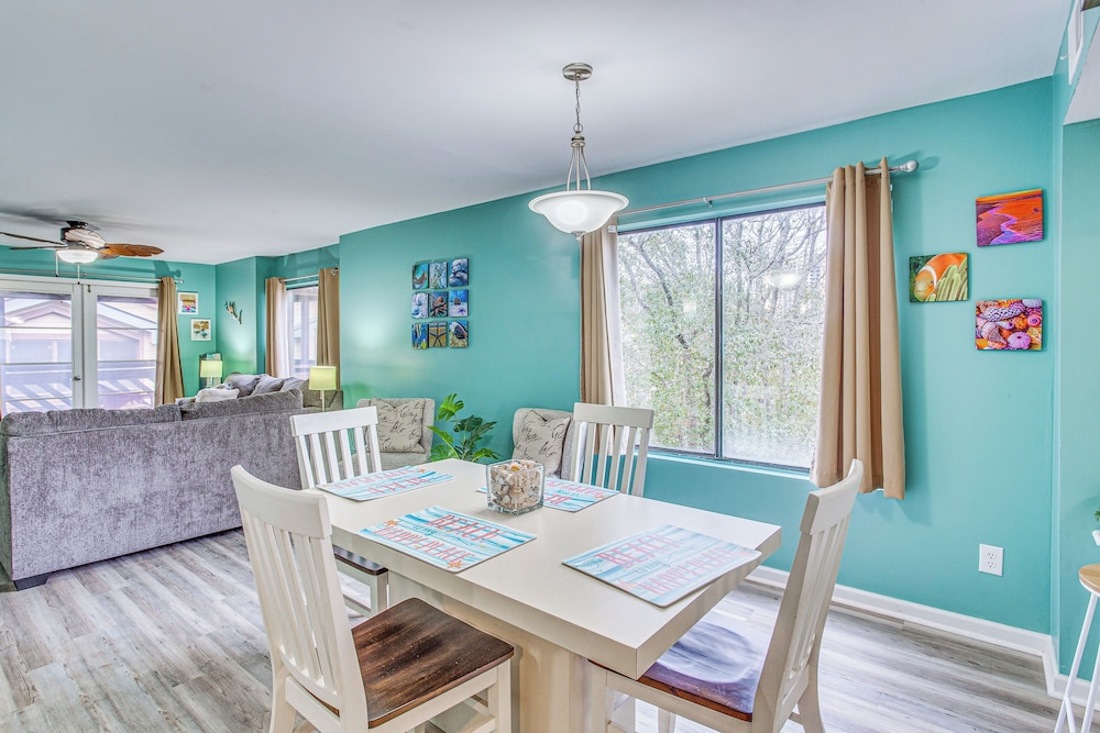 Walk to Ocean: Condo w/ 2 Pools in Myrtle Beach