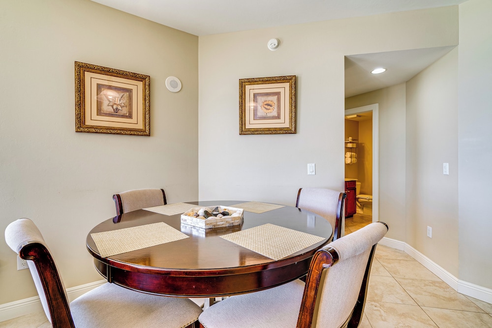 Walk to Marina + Restaurants: Cape Coral Escape!