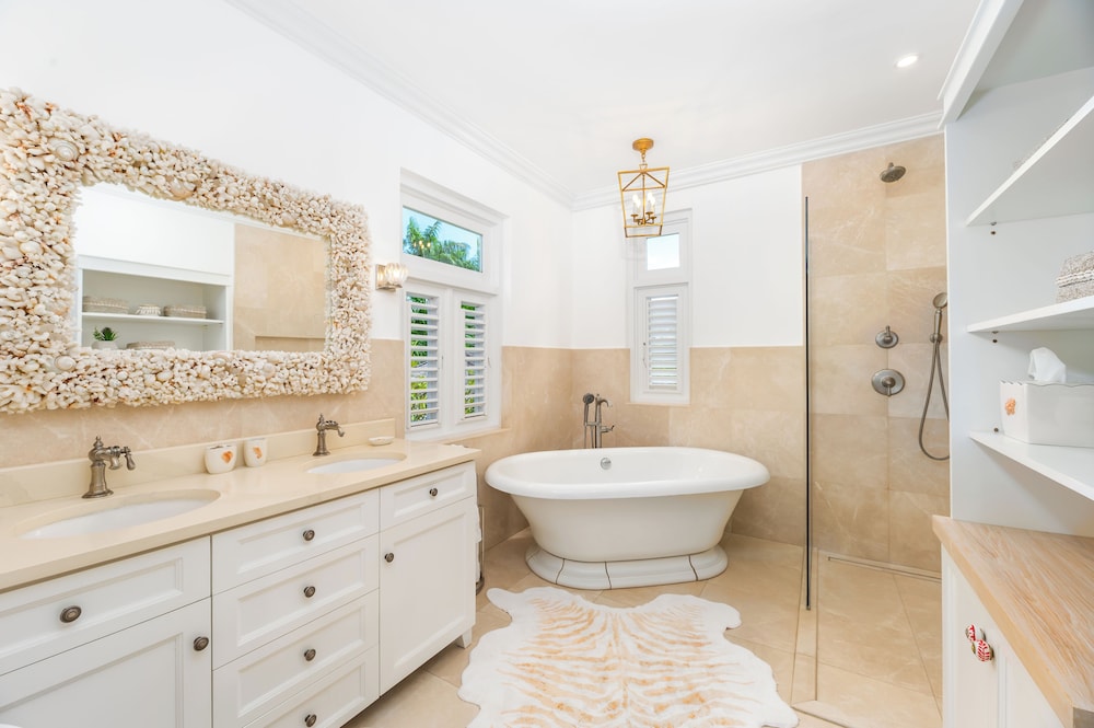 Waterfalls - 6 bed Peaceful and Secure Luxury