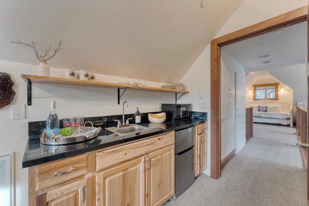 Denton by Avantstay Hot Tub, Deck w/ Fire Pit Near Skiing & Lake!