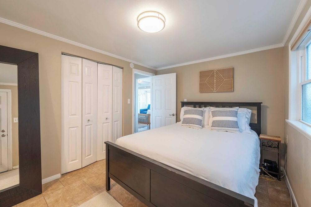 Sleeps 18 Dock, Walk to Beach, Balboa Fun Zone & Dining Edgewater Place