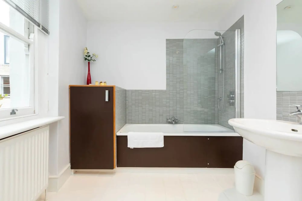 2 Bedroom 2 Bathroom Victorian Maisonette in Barbican