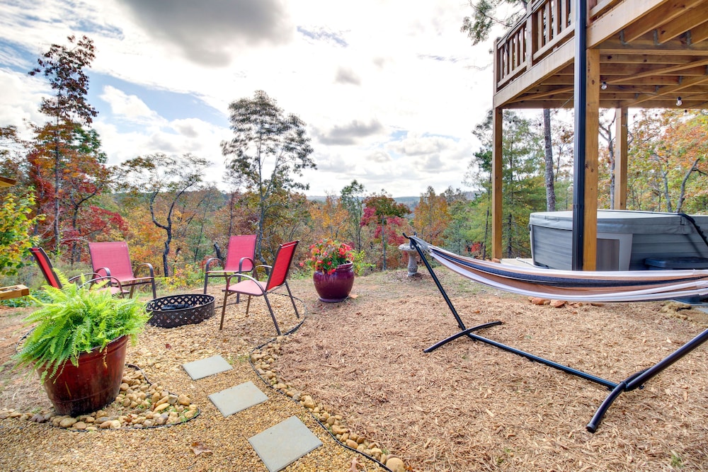 Views, Hot Tub & Trails: Modern Ellijay Cottage view 3