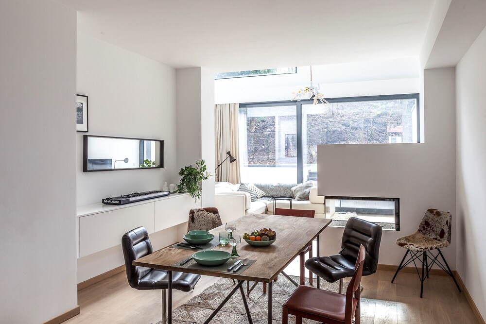 Unit 5 - Trendy Smart Home Triplex Private Garden & Parking