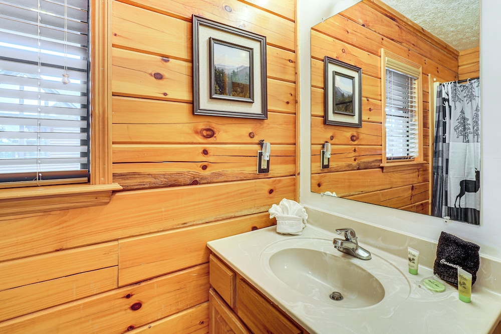 Hot Tub & Game Room: Sevierville Family Cabin!