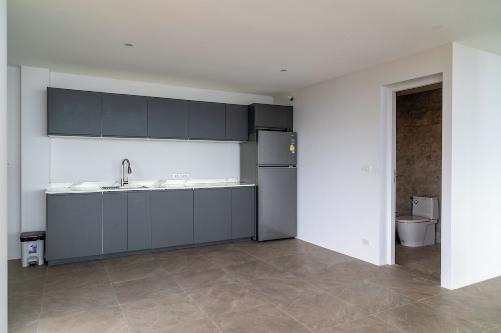 Cozy 2-Bed Apt by the Sea & Beach KBR37
