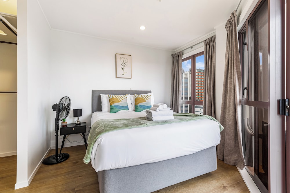 Central CBD Apt | Balcony & Style | Zodiak Stays