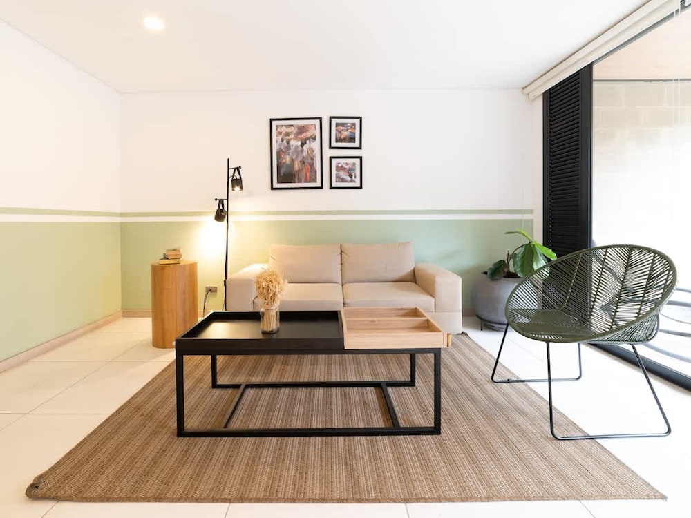 Panoramic 3 BR w Balcony in Laureles Medell n