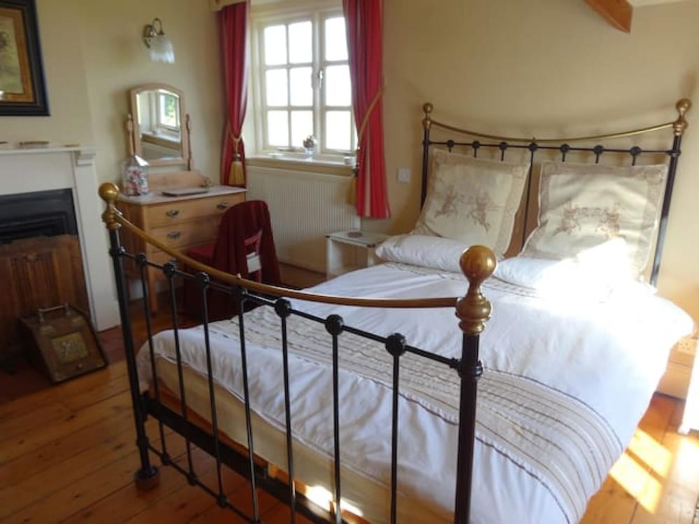 Beautiful Country Cottage for up to 8 People - Great Staycation Location view 4