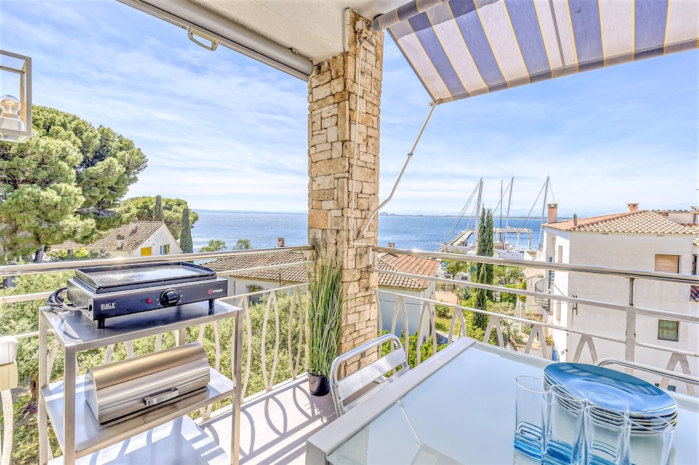 Apartment in Roses Near Platja Dels Palangrers