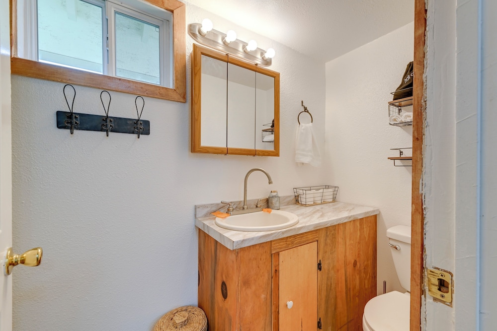 Near Rivers & Trails: Cabin in Rural Grants Pass