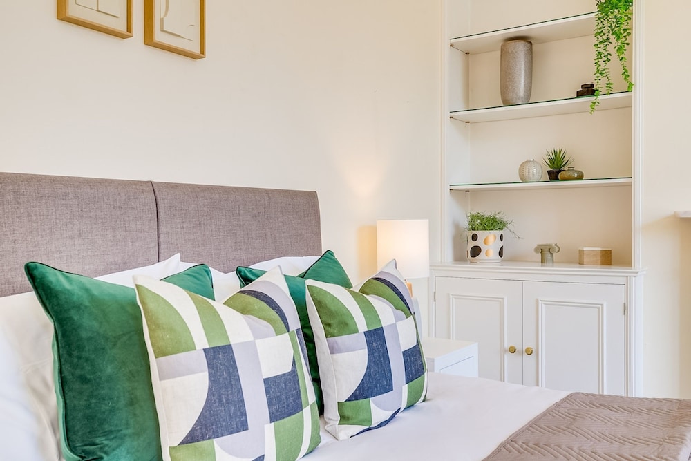 Belgravia - Charming Spacious 4 Bed Home for 9