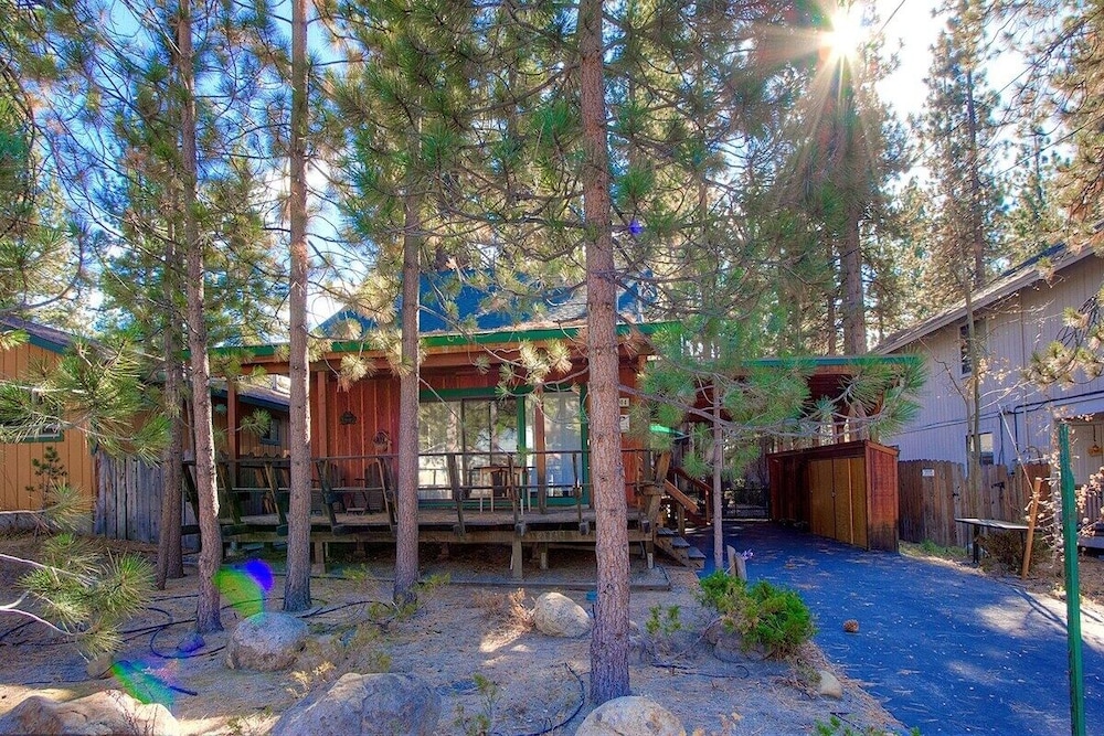 Sky Chalet 3 Bedroom Cabin by RedAwning view 5