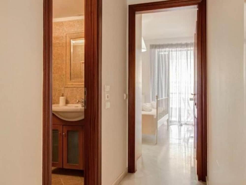 Chloe Lux Apartment by Travel Pro Services view 5