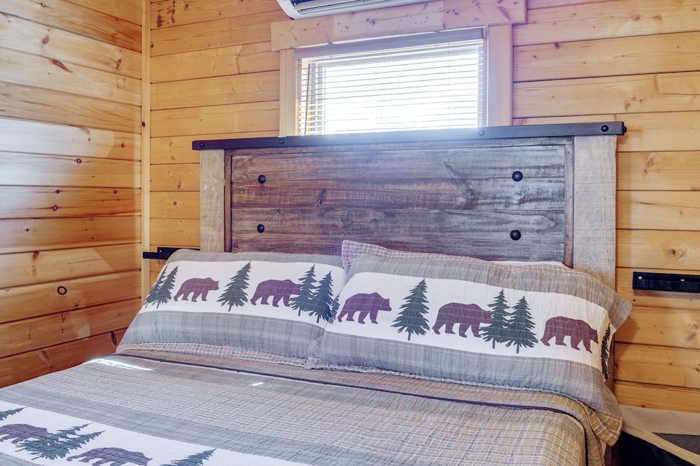 Fire Pit + Pool Access: Cozy Cabin in Sevierville!