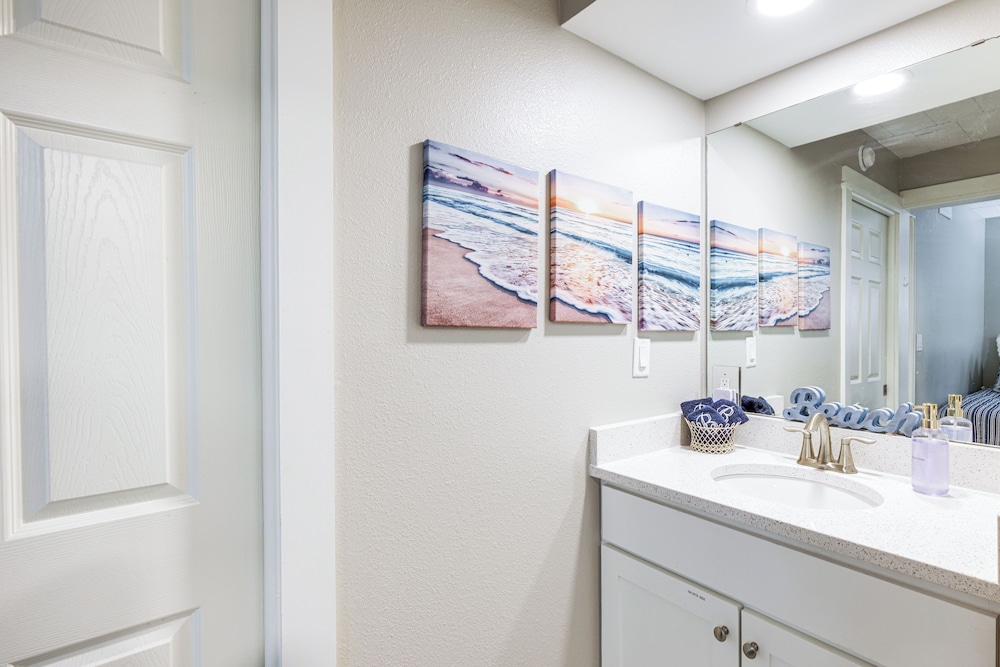 Steps to Beach & Boardwalk: Condo in Port Aransas!